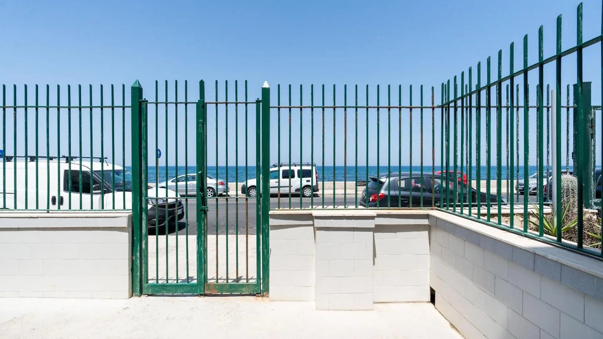 The Sea Outside Apartments By Wonderful Italy Bari 0*,  Italia